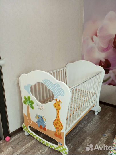 Детская кроватка с маятником белая