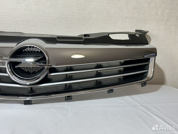 Решетка радиатора Opel Astra H 2007-2014