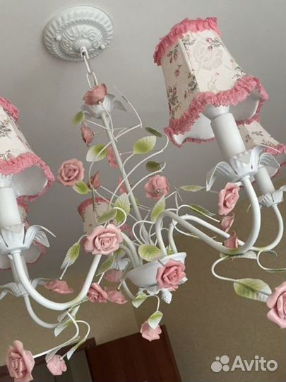 Люстра и настольная лампа