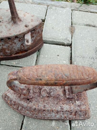 Старинный угольный утюг
