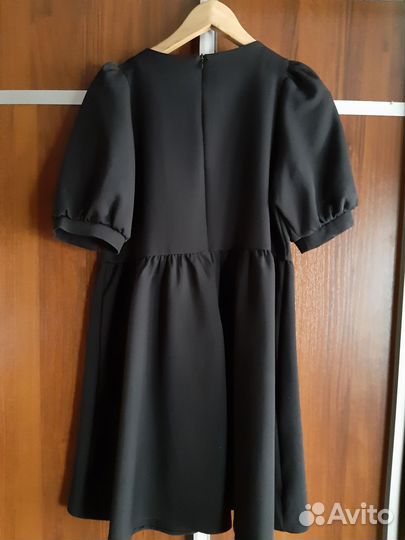 Черное платье с воротником