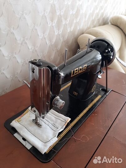 Швейная машинка LADA121
