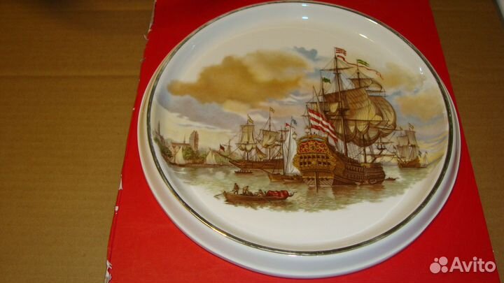Декоративная настенная фарфоровая тарелка. Рига