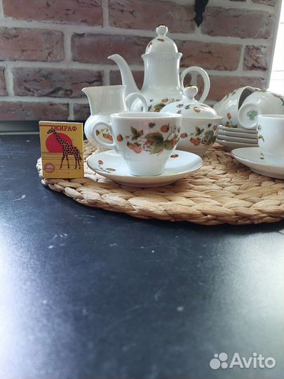 Jlmenau ГДР. Фарфор редкий- земляника и пчела