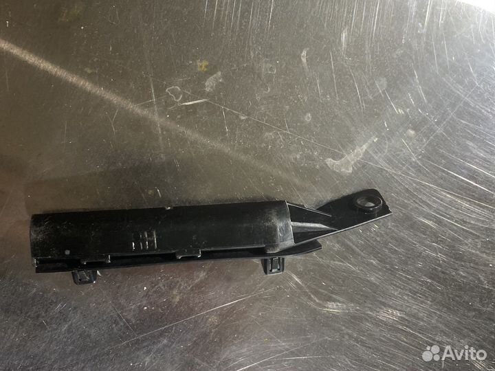 Кронштейн бампера крыла Nissan Tida C11 передний R