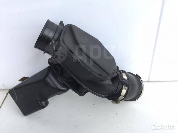 Резонатор воздушного фильтра на Infiniti Fx35 (S50