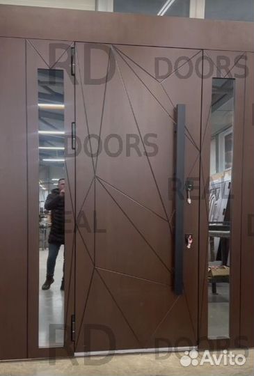 Дизайнерская уличная входная дверь