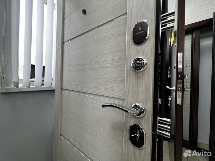 Входная дверь светлая Ника