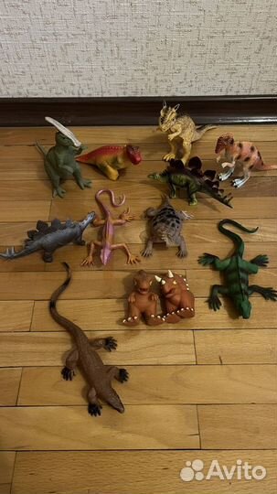 Игрушки динозавры и ящерицы