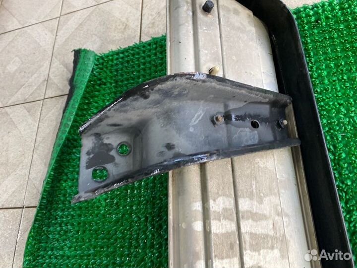 Кронштейн подножки прав. Toyota Sequoia