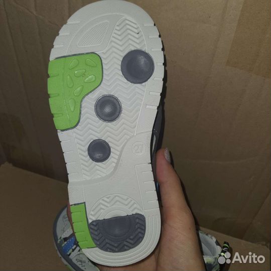 Сандали новые