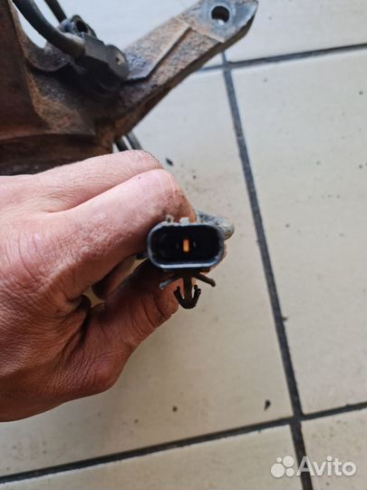 Поворотный кулак левый Mitsubishi Lancer IX