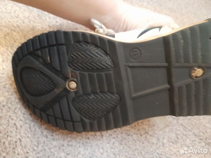 Белые зимние кроссовки женские