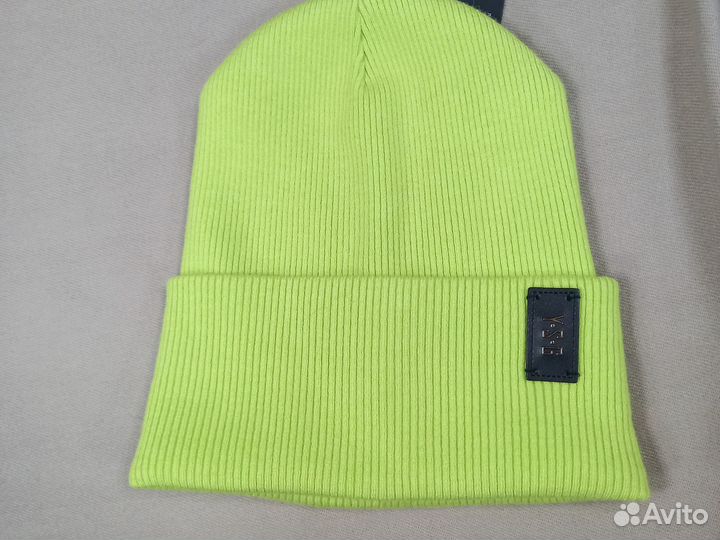 Шапка яркая новая