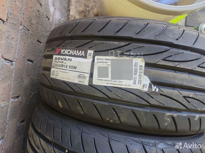 Yokohama Advan Fleva V701 235/40 R18 95W