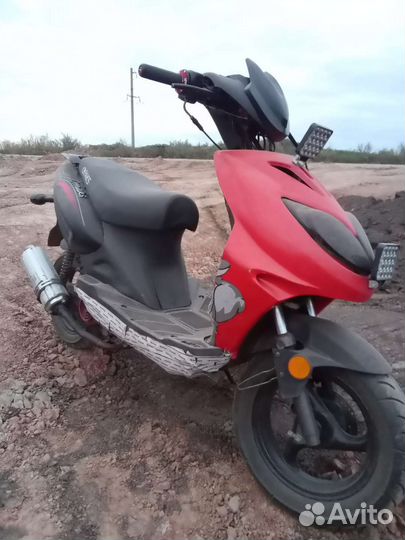 Продам скутер Omaks