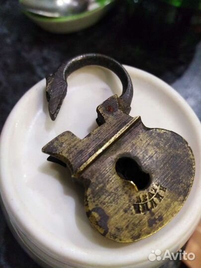 Старинный, маленький, навесной замок