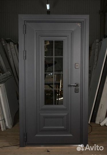 Входная дверь в квартиру с зеркалом