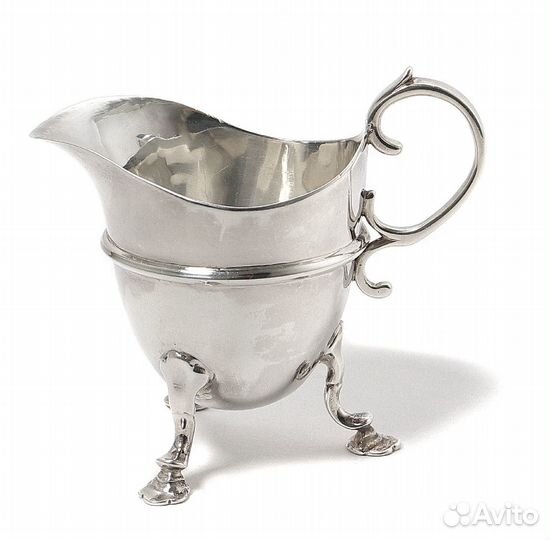Серебряный молочник на ножках. Англия, 1889 год