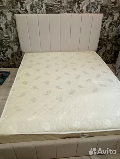 Кровать двуспальная с подъемным механизмом