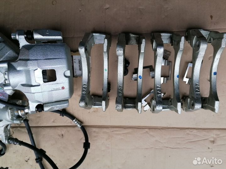 Скоба суппорта переднего Mitsubishi 4605A216 Outla
