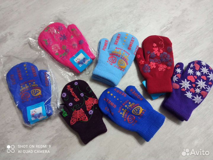 Новые шапки на девочку, в подарок новые варежки