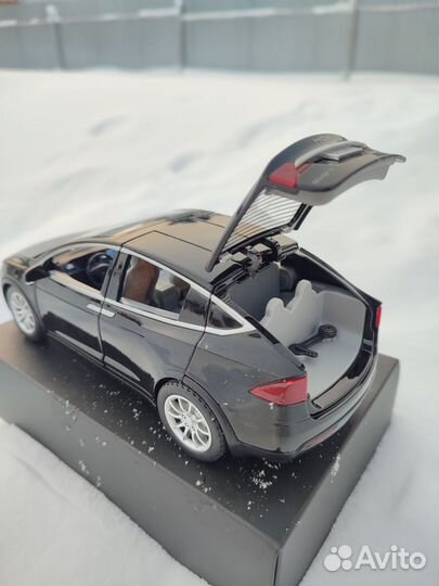 Металлическая машинка Tesla с выхлопом