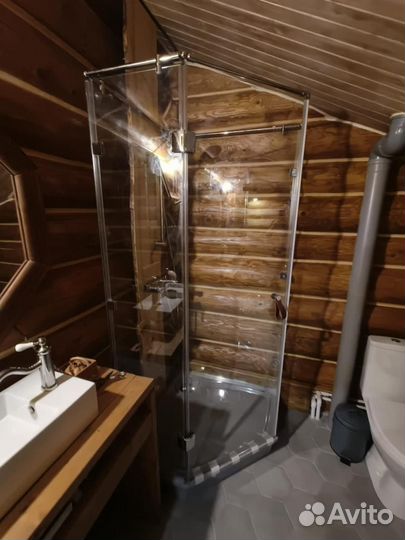 Стеклянные душевые перегородки