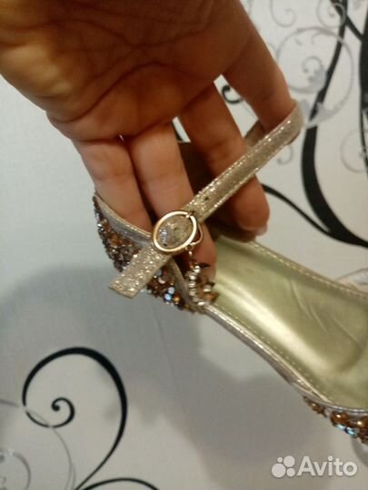 Очень красивые праздничные туфли 34-35