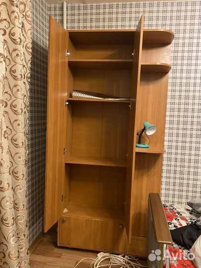 Старый шкаф с зеркалом