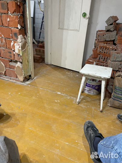 Строительный мусор(бой кирпича, доски половые)