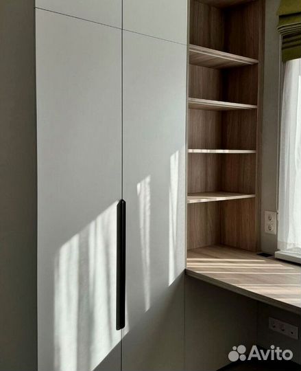 Шкаф распашной с рабочей зоной у окна