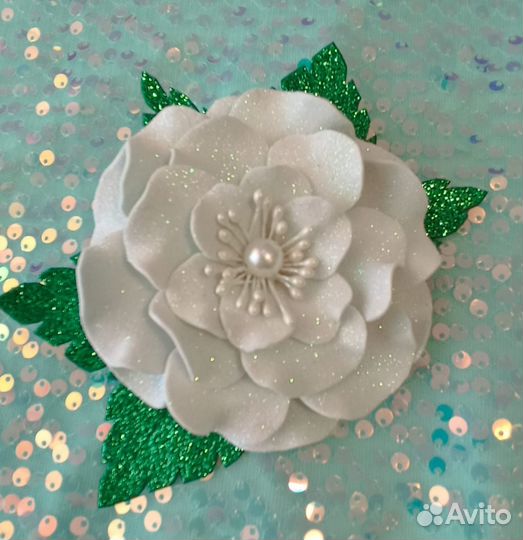 Брошь с цветком