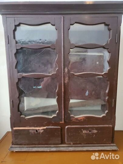 Верхние части старинных горок-буфетов