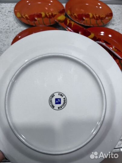 Блюдо с лопаткой и тарелки для торта