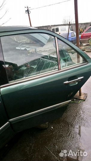 Задняя левая дверь на мерседес W202