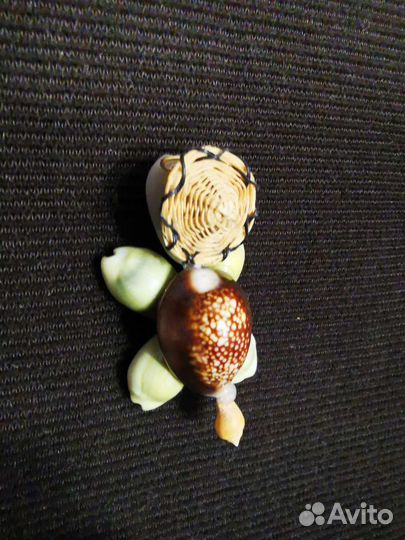 Фигурка из ракушек черепаха в очках и шляпе