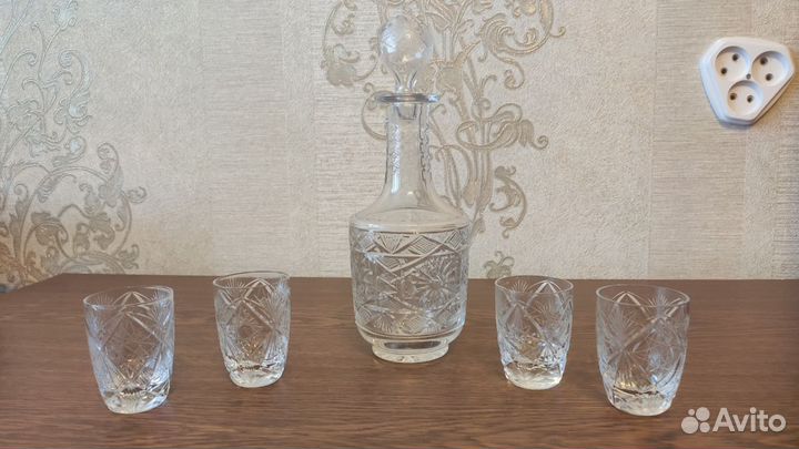 Графин с пробкой и комплект бокалов