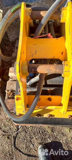 Виброплита на JCB