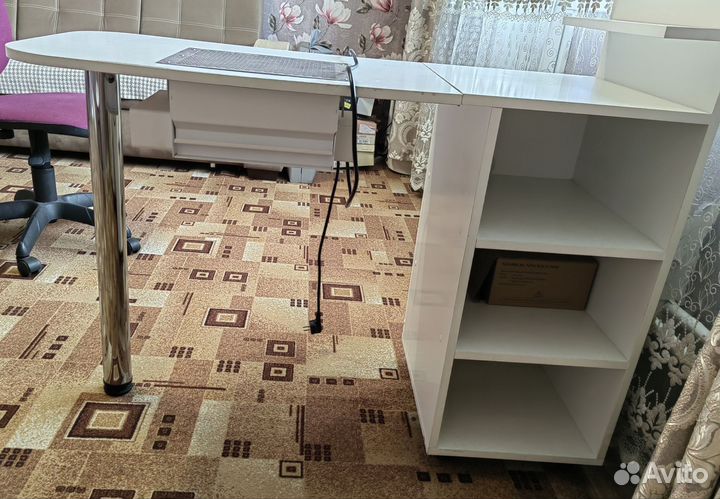 Маникюрный стол с вытяжкой