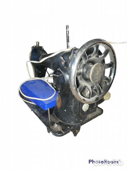 Старинная швейная машинка