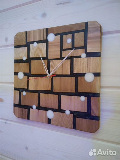 Настенные часы из дерева и эпоксидной смолы