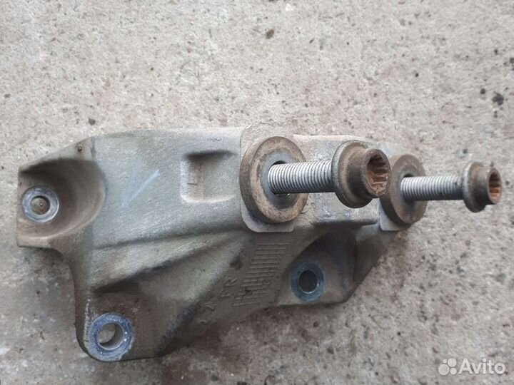 Левый кронштейн МКПП фольксваген гольф 4