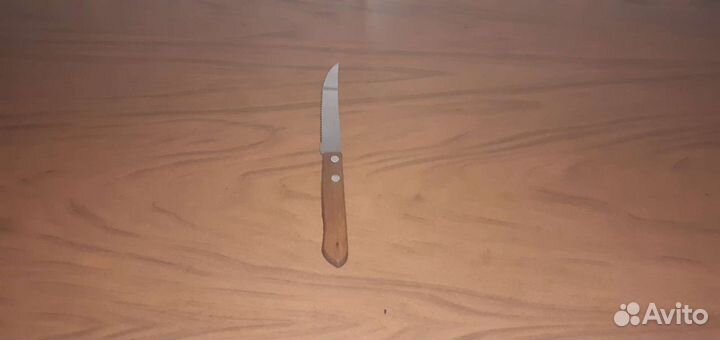 Кухонный нож с коричневой ручкой