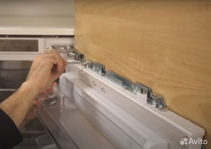 Ремонт дверей встроенных холодильников Siemens