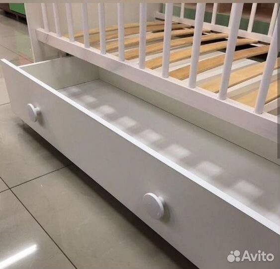 Детская кроватка с маятником и ящиком