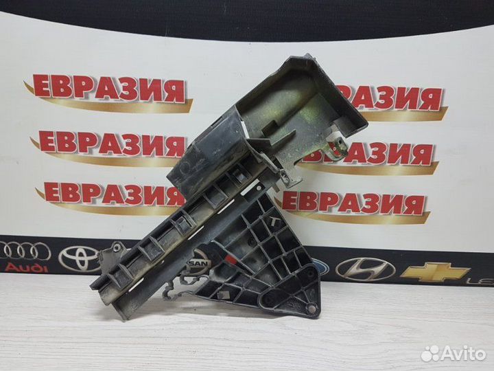 Кронштейн замка двери передний правый Ford Focus