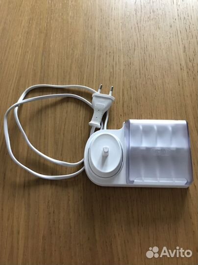 Зарядка Oral b с футляром для насадок