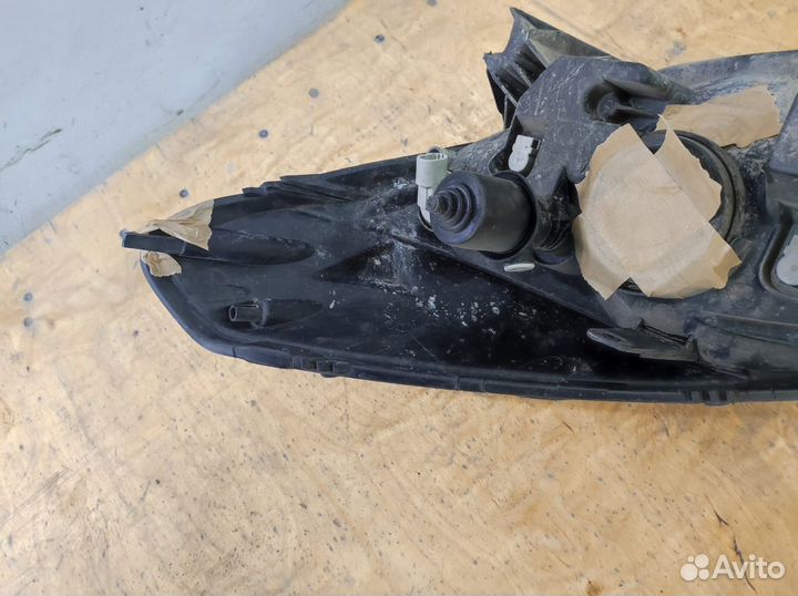 Фара правая рено сандеро 2010 год