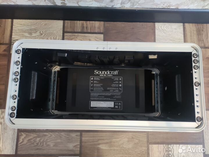 Цифровой микшерный пульт Soundcraft Ui 16 и кейс